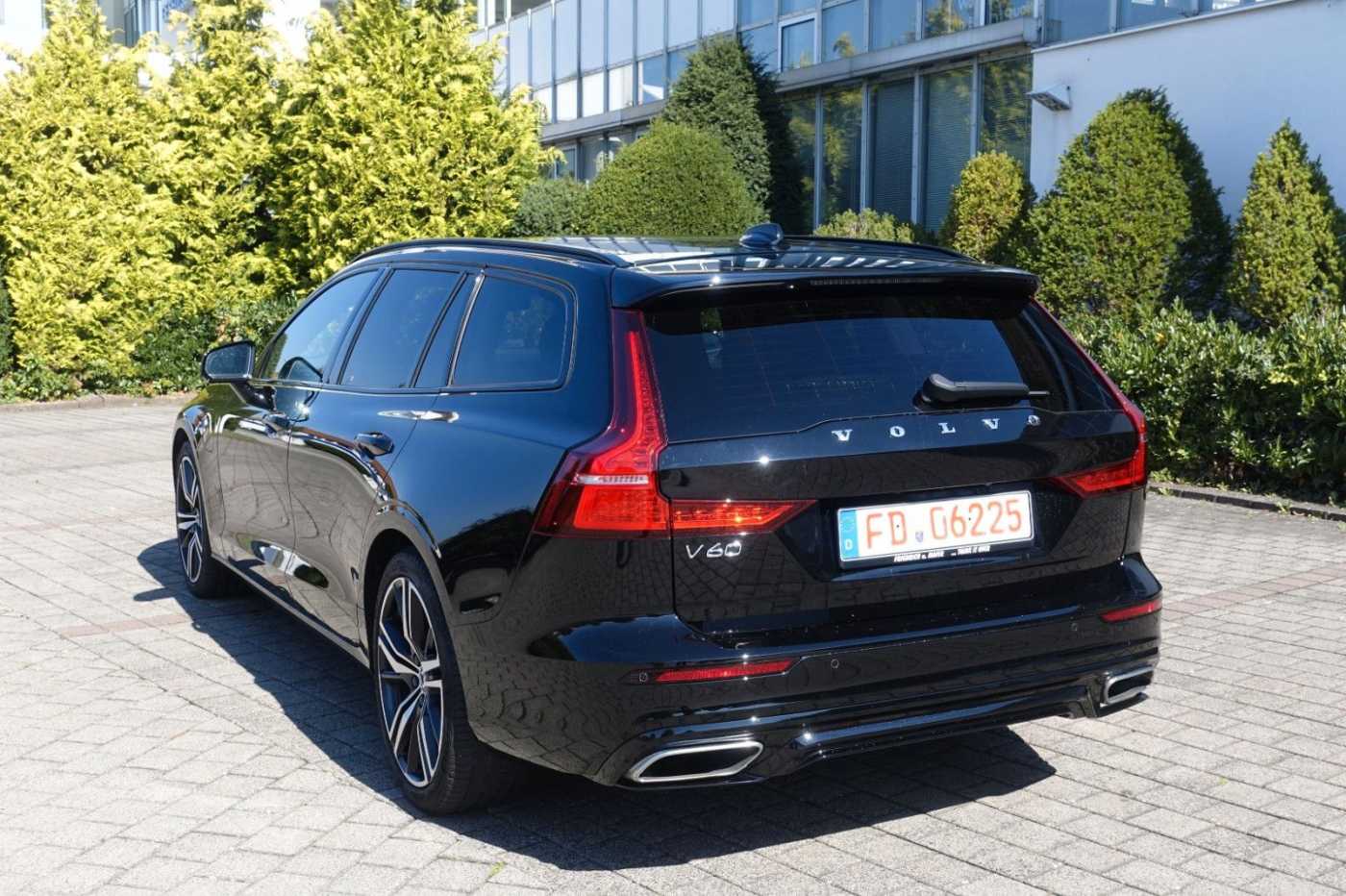 Volvo  V60 T8 TWIN ENGINE AWD Automatikgetriebe (223+65kW/303+87PS) R-Design