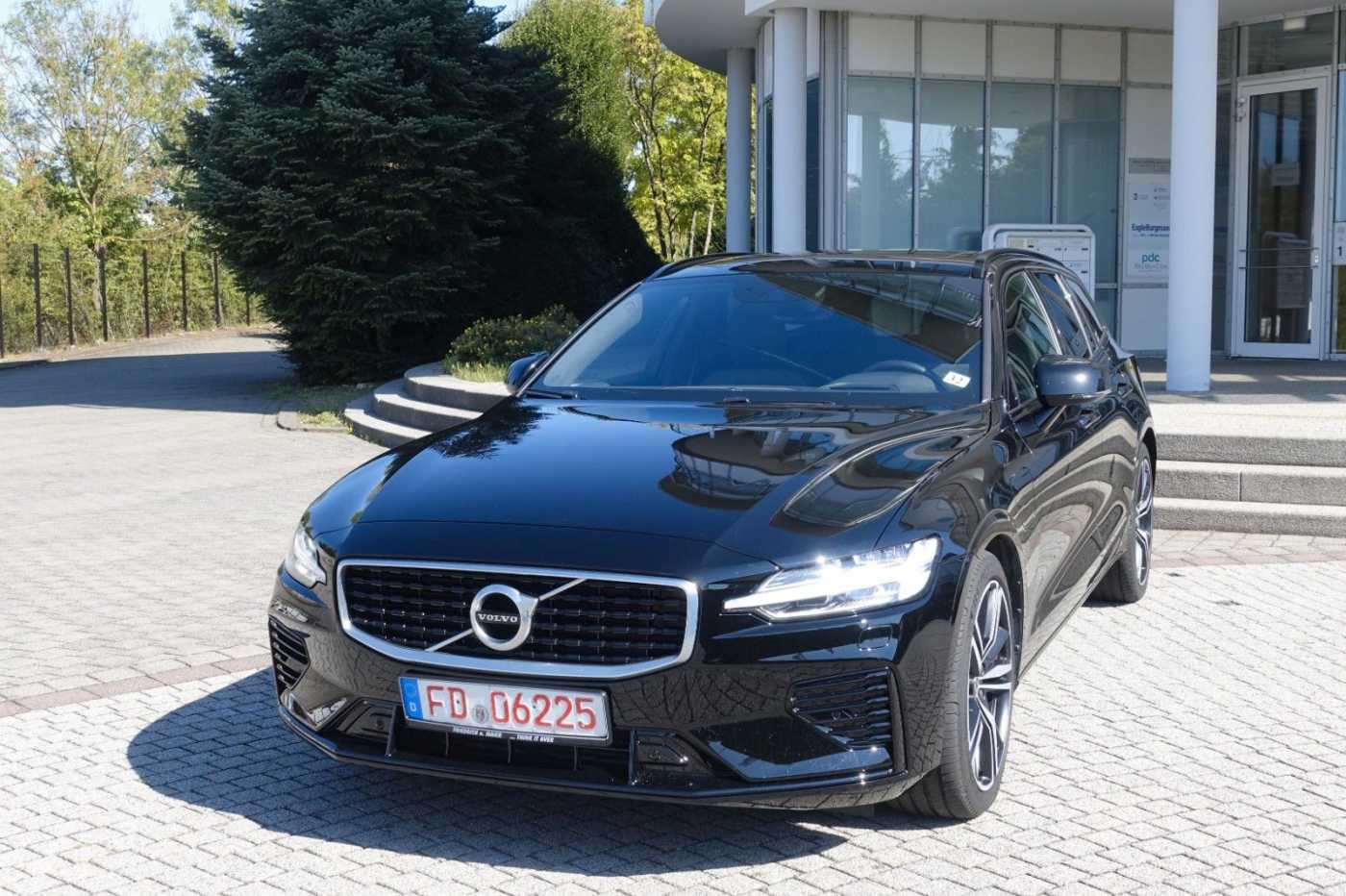 Volvo  V60 T8 TWIN ENGINE AWD Automatikgetriebe (223+65kW/303+87PS) R-Design